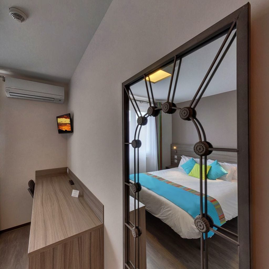 Kahden hengen huone | Minibaari, tallelokero huoneessa, työpöytä, pimennysverhot