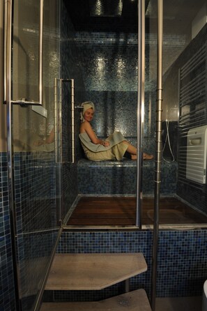 Deluxe Double Room (Blu with Steam Room) | Bathroom | Eco-friendly toiletries, hair dryer, slippers, bidet - Casa Fluò Relais (Bologna)