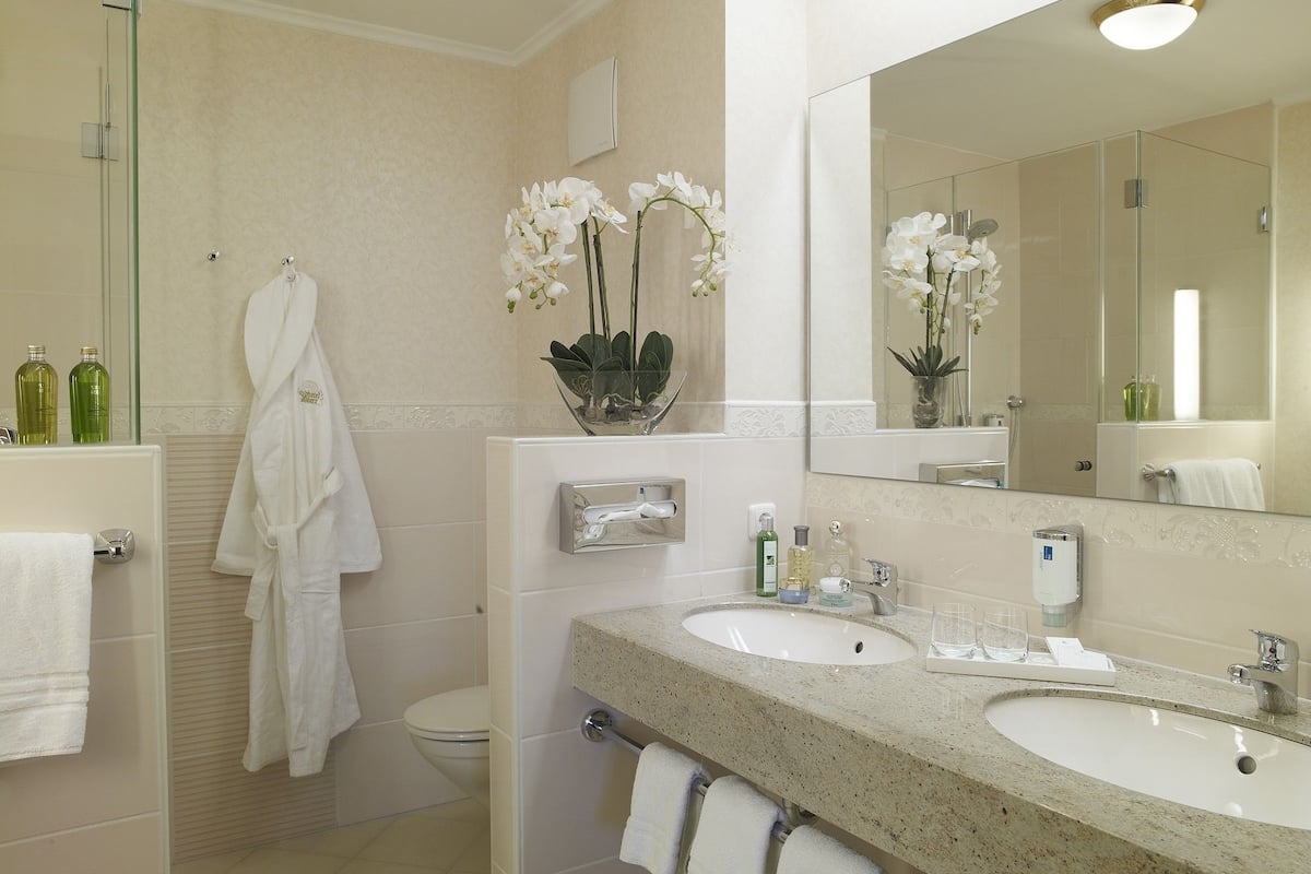 deluxe double room | bathroom | free toiletries, hair dryer, bathrobes, towels