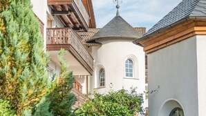 A traditional building with a balcony and a small tower-like structure. - Romantik Landhotel Doerr (Bad Laasphe)