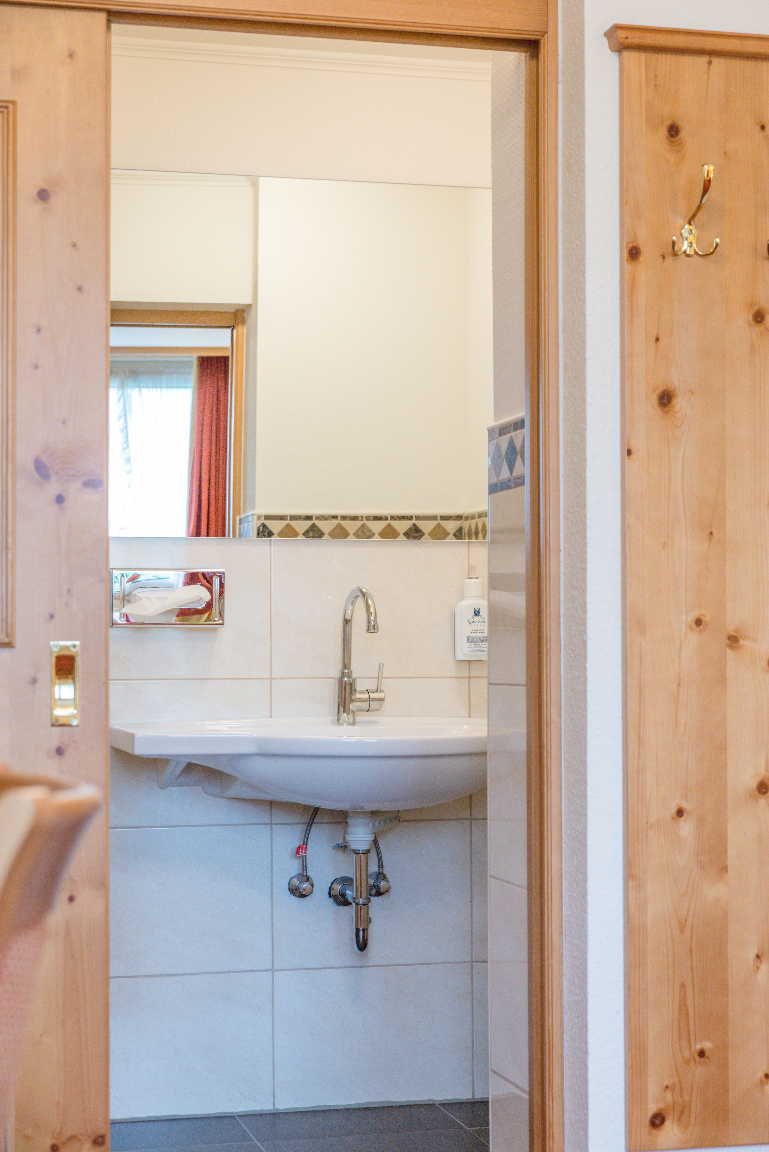 single room | bathroom | free toiletries, hair dryer, bathrobes, towels