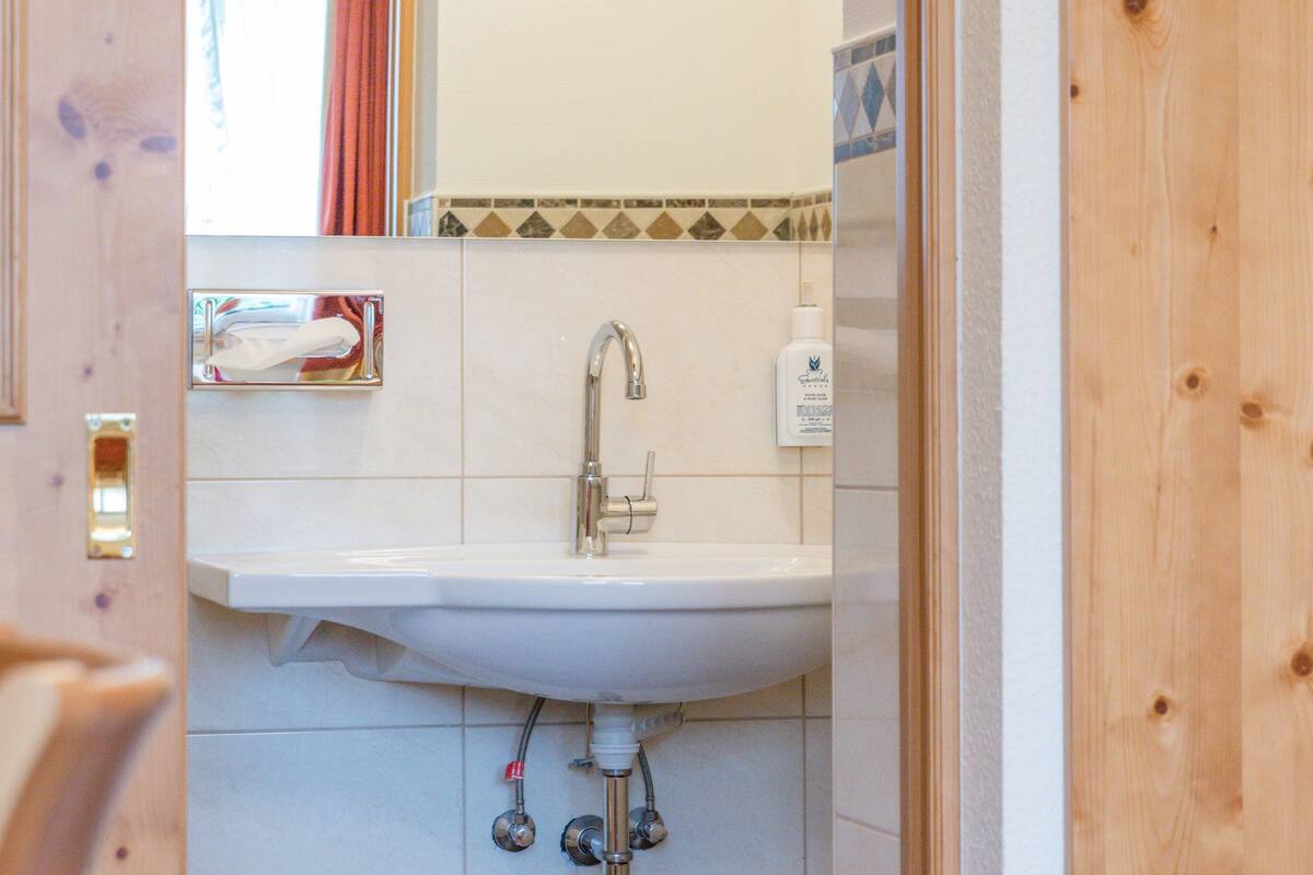 single room | bathroom | free toiletries, hair dryer, bathrobes, towels