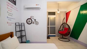 Chambre Double Confort, 1 grand lit | Rideaux occultants, Wi-Fi gratuit, draps fournis