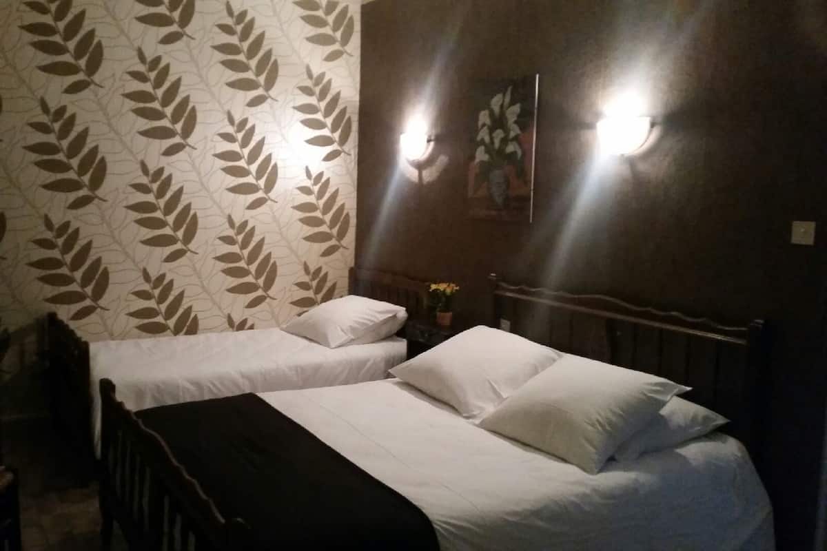 Habitación clásica, varias camas | Ropa de cama
