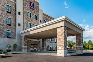 Un hôtel Comfort Suites doté d’une entrée couverte et d’une façade en briques.
