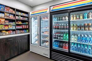 Ein gekühlter Verkaufsschrank mit verschiedenen Getränken und Snacks.