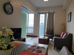 Condo pour lune de miel, 1 chambre | Aire de séjour | Téléviseur à DEL
