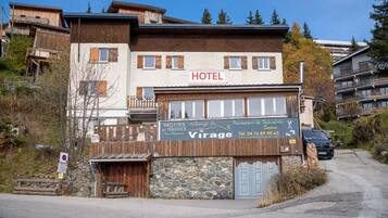 Vista frontal de la propiedad