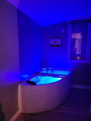 Comfort suite, uitzicht op bergen | Badkamer | Een douche, een haardroger, handdoeken, zeep