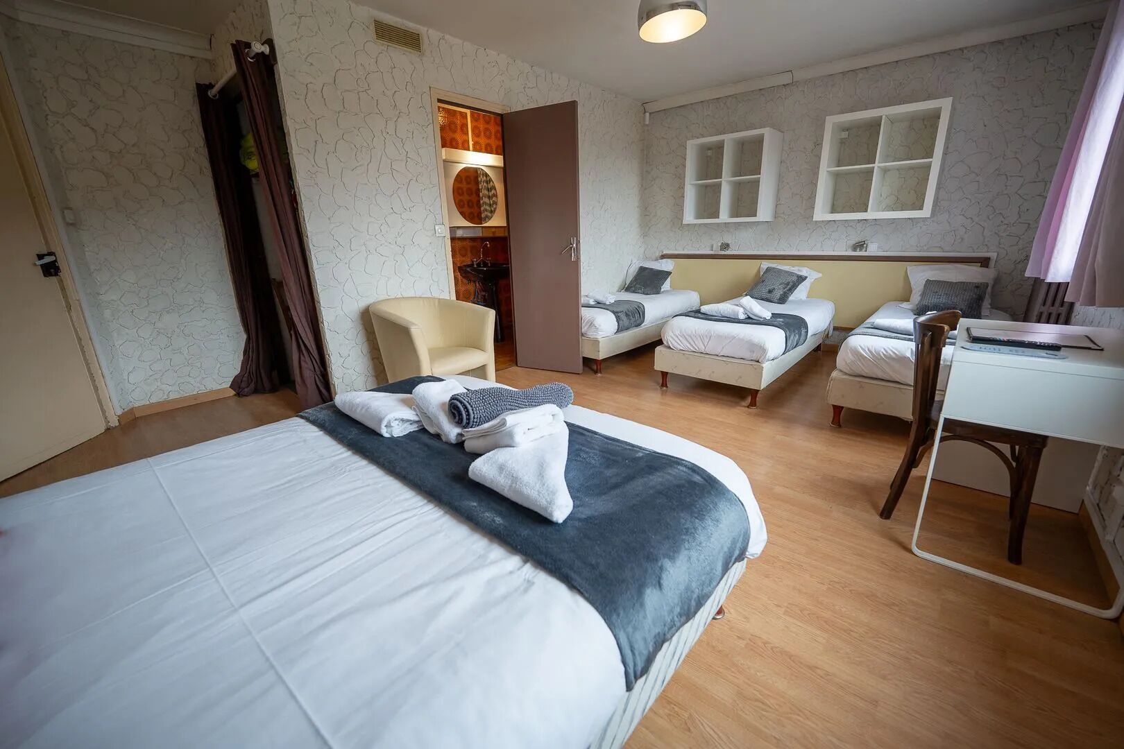 Familierom | Skrivebord, skrivebord for bærbar PC og barnesenger (inkludert)