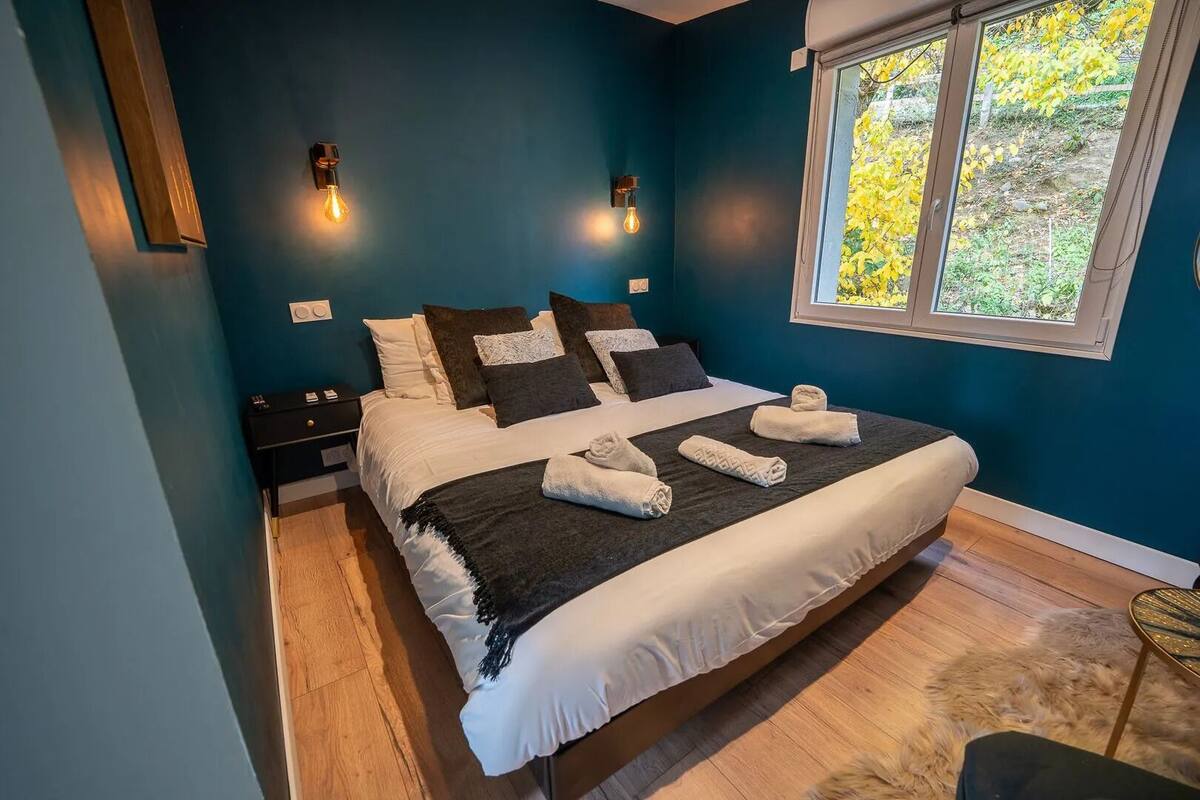 Desk, laptop workspace, free cots/infant beds, free WiFi