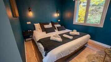 Suite Confort, vista a la montaña | Escritorio, espacio para trabajar con laptop y cunas gratuitas