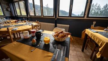 Desayuno continental (EUR 12 por persona)