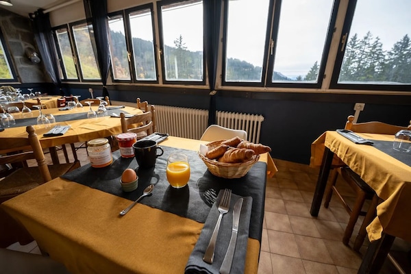 Daily continental breakfast (EUR 12 per person)