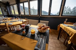 Kontinental frokost hver dag (EUR 12 per person)