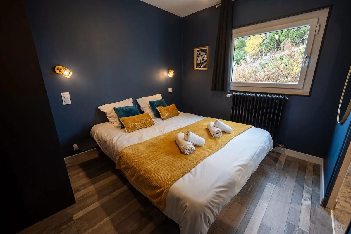 Desk, laptop workspace, free cots/infant beds, free WiFi