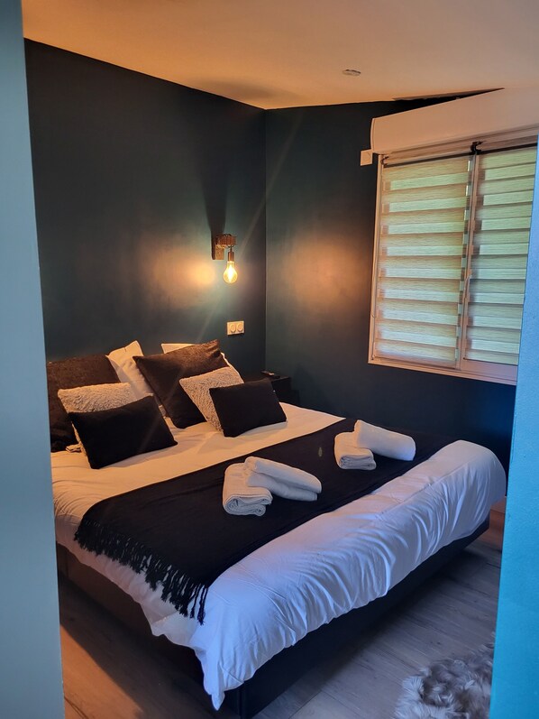 Comfort Suite, Mountain View | Desk, laptop workspace, free cribs/infant beds, free WiFi