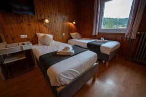 Quarto quádruplo | Escrivaninha, espaço de trabalho para notebook, berços grátis