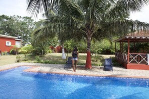 Outdoor pool, pool loungers - Vila Marilyn (São Tomé)