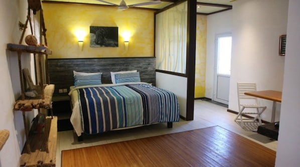 Suite | Bureau, espace de travail pour ordinateur portable, draps fournis