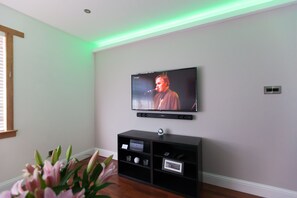 2 bedrooms, Egyptian cotton sheets, premium bedding, Select Comfort beds - Leys Park Executive Apartments (Dunfermline)