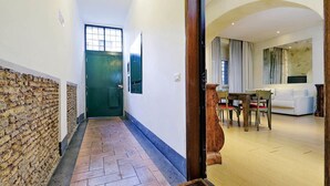 Casa, 1 letto king, vista cortile (Conservatorio Studio Apartment) | Area soggiorno