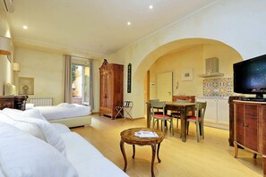 House, 1 King Bed, Courtyard View (Conservatorio Studio Apartment) | Bed sheets - Conservatorio Studio Apartment (Rome)