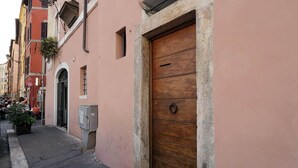 Property entrance - Coronari Charming Apartment (Rome)