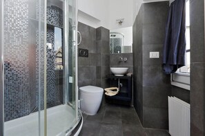 Apartamento (2 Bedrooms) | Banheiro | Chuveiro, chuveiro com efeito de chuva, secador de cabelo 