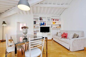 Apartment (2 Bedrooms) | In-room dining - Coronari Charming Apartment (Rome)