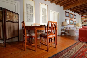 Maison, Plusieurs lits, vue sur la ville (Farnese Charming Apartment) | 2 chambres, fer et planche à repasser, literie fournie