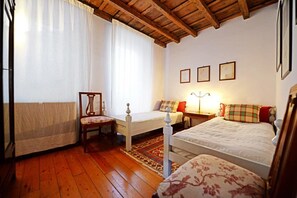 House, Multiple Beds, City View (Farnese Charming Apartment) | 2 bedrooms, iron/ironing board, bed sheets