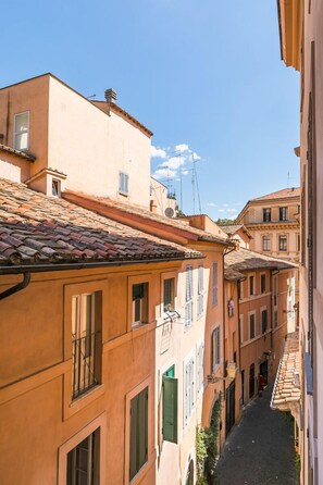 Maison, plusieurs lits, vue ville (Reginella White Apartment) | Vue de la chambre