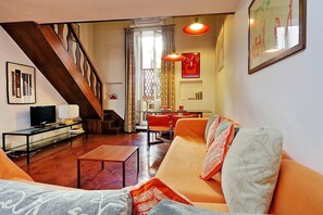 Ferienhaus, Mehrere Betten, Stadtblick (Campo Marzio Studio Apartment) | Wohnbereich | Fernseher