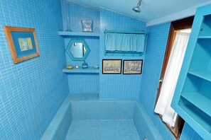 House, 1 King Bed, City View (Piazza Mattei Terrace Apartment) | Bathroom shower - Piazza Mattei Terrace Apartment (Rome)