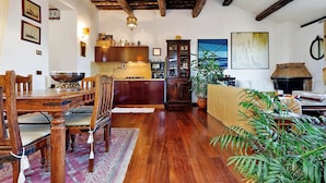 In-room dining - Piazza Mattei Terrace Apartment (Rome)