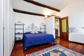 Casa, 1 letto king, vista città (Piazza Mattei Terrace Apartment) | 1 camera, con stile personalizzato, con arredamento individuale