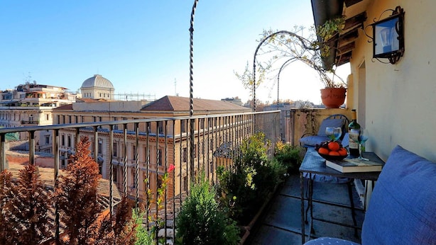 House, 1 King Bed, City View (Piazza Mattei Terrace Apartment) | Balcony - Piazza Mattei Terrace Apartment (Rome)