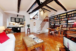 Living area - Trastevere Charming Loft (Rome)