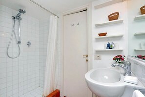 Apartment (1 Bedroom) | Bathroom | Combined shower/tub, hair dryer, towels, soap - Trastevere Charming Loft (Rome)