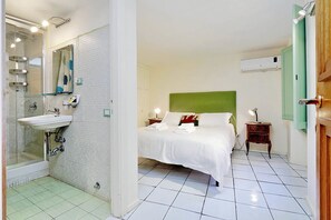 Apartamento, 2 camas dobles, vistas a la ciudad (Orso House Apartment) | Tabla de planchar con plancha y ropa de cama