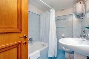 Apartamento, 2 camas dobles, vistas a la ciudad (Orso House Apartment) | Baño | Secador de pelo, bidé, toallas y jabón