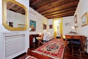 TV - Trastevere Lovely Studio Apartment (Rome)