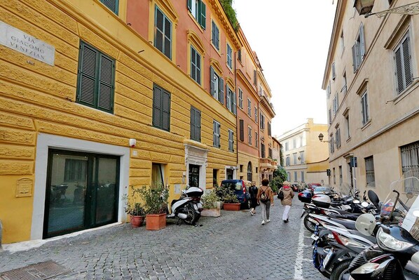 Front of property - Trastevere Lovely Studio Apartment (Rome)