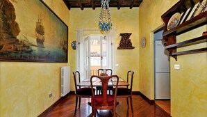 Nhà, nhiều giường, quang cảnh thành phố (Trevi Comfortable Terrace Apartment) | Khu vực ăn uống tại phòng