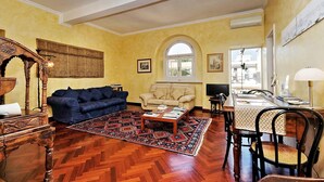 Nhà, nhiều giường, quang cảnh thành phố (Trevi Comfortable Terrace Apartment) | Khu phòng khách