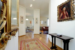 Interior detail - Saint Peter's Bright Apartment (Rome)