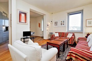 TV - Saint Peter's Bright Apartment (Rome)