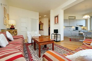 Appartamento, letti multipli, vista città (Saint Peter's Bright Apartment) | Area soggiorno | TV