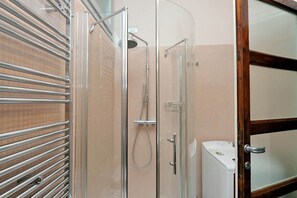 Lejlighed - flere senge - byudsigt (Saint Peter's Bright Apartment) | Badeværelse | Separat badekar og bruser, bidet, håndklæder, Sæbe